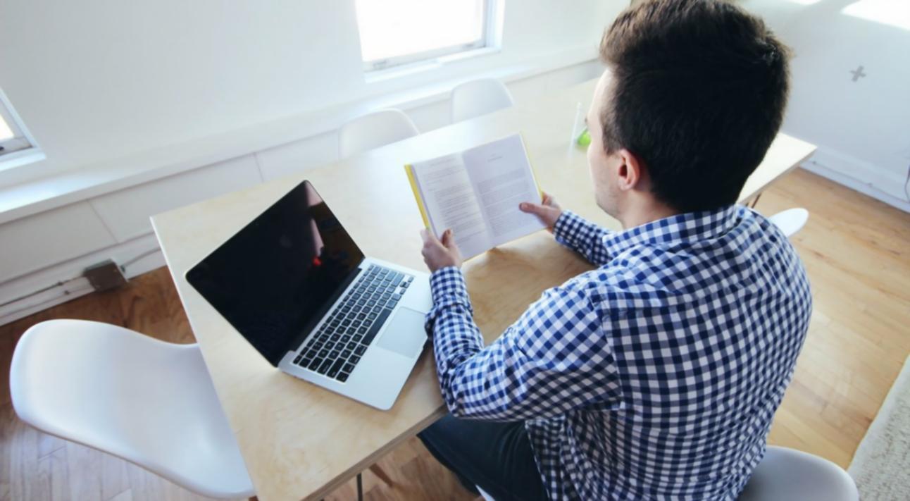 Profesional de nutrición trabajando con datos de optimización nutricional en entorno moderno