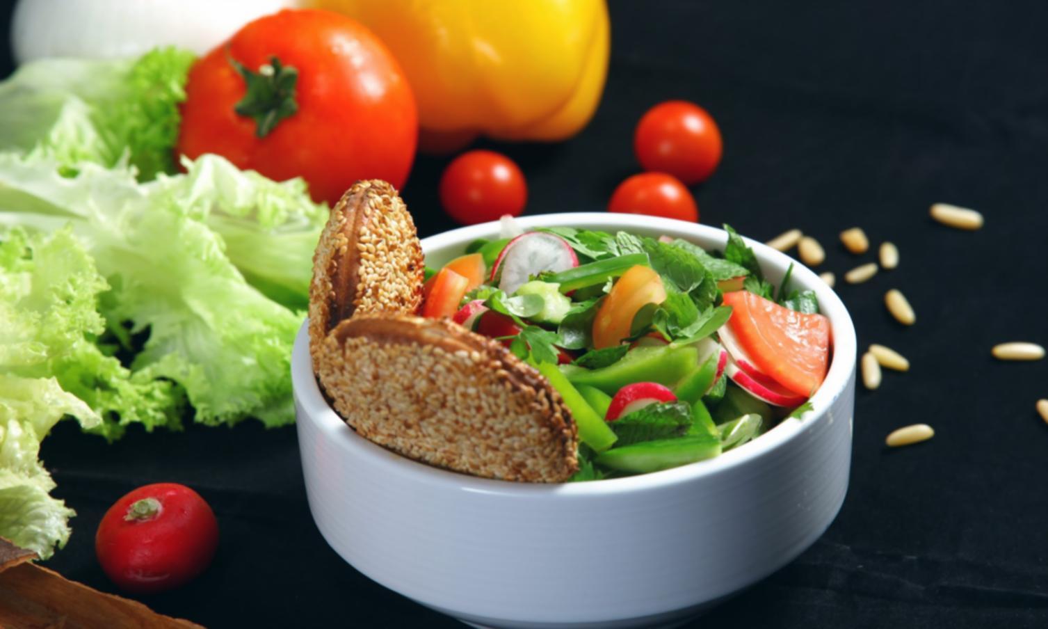 Representación visual de consulta nutricional personalizada con elementos de análisis y evaluación