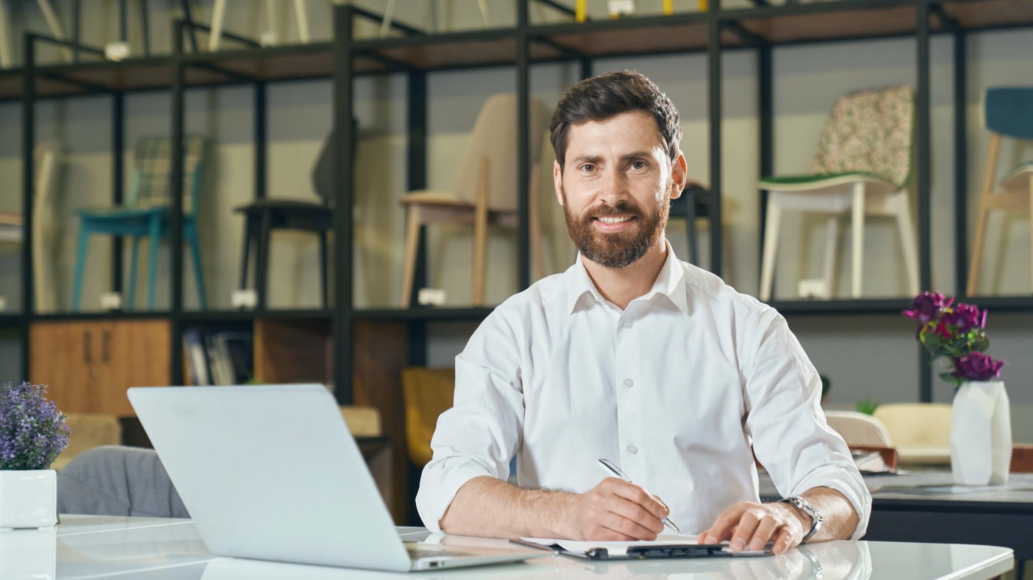Equipo de investigación analizando datos nutricionales en laboratorio